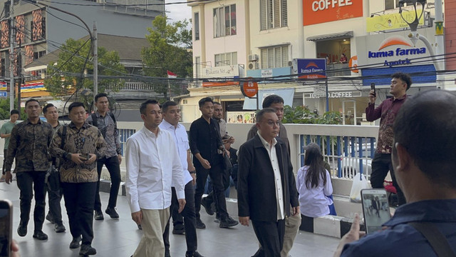 Wakil Ketua DPR RI Sufmi Dasco Ahmad bersama Ketua Komisi III DPR RI Habiburrokhman, dan Utusan Khusus Presiden Bidang Pembinaan Generasi Muda dan Pekerja Seni Raffi Ahmad tiba di RS Isalm Cempaka Putih, Jakarta, Jumat (7/11/2025). Foto: Rayyan Farhansyah/kumparan