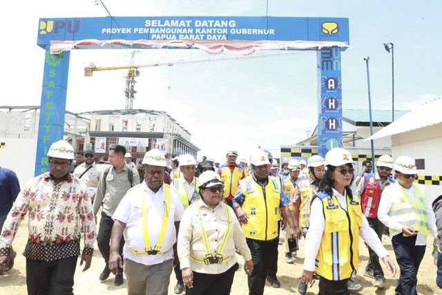 Wamendagri Ribka Haluk meninjau pembangunan Kawasan Pusat Pemerintahan (KPP) Provinsi Papua Barat Daya di Kota Sorong, Jumat (7/11/2025). Foto: Dok. Kemendagri