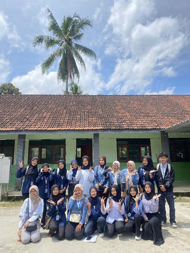 Foto bersama dengan para kakak panitia pendamping. Sumber: Dokumentasi pribadi.