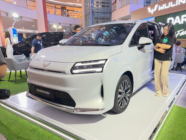 Wuling Darion EV memikat pengunjung di Mall Kelapa Gading 3, Jakarta Utara, Jumat (7/11/2025). Foto: Syahrul Ghiffari/kumparan