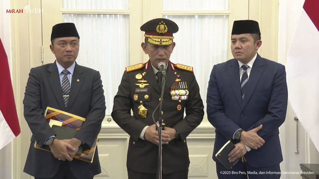 Kapolri Jenderal Listyo Sigit Prabowo menjawab pertanyaan wartawan dengan didampingi Mensesneg Prasetyo Hadi dan Seskab Letkol Teddy Indra Wijaya saat sesi keterangan pers terkait ledakan SMAN 72 Jakarta di Istana Merdeka, Jakarta, Jumat (7/11/2025). Foto: Youtube/Sekretariat Presiden