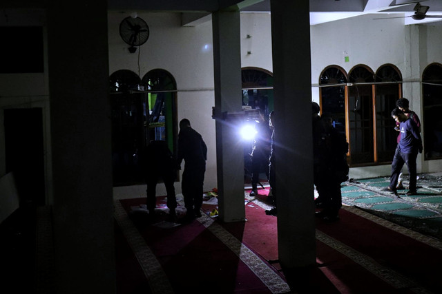 Suasana di dalam masjid SMA 72 Jakarta usai terjadinya ledakan, Jumat (7/11/2025).
 Foto: Iqbal Firdaus/kumparan