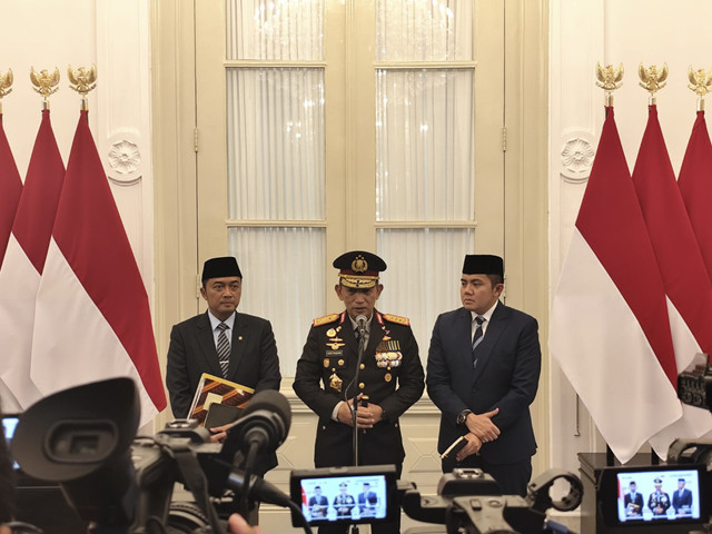 Kapolri Jenderal Listyo Sigit Prabowo menjawab pertanyaan wartawan dengan didampingi Mensesneg Prasetyo Hadi dan Seskab Letkol Teddy Indra Wijaya saat sesi keterangan pers terkait ledakan SMAN 72 Jakarta di Istana Merdeka, Jakarta, Jumat (7/11/2025). Foto: Luthfi Humam/kumparan