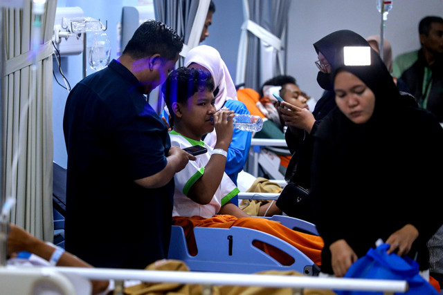Sejumlah korban ledakan di SMA 72 Jakarta mendapatkan perawatan di IGD RS Islam Cempaka Putih, Jakarta, Jumat (7/11/2025).
 Foto: Iqbal Firdaus/kumparan