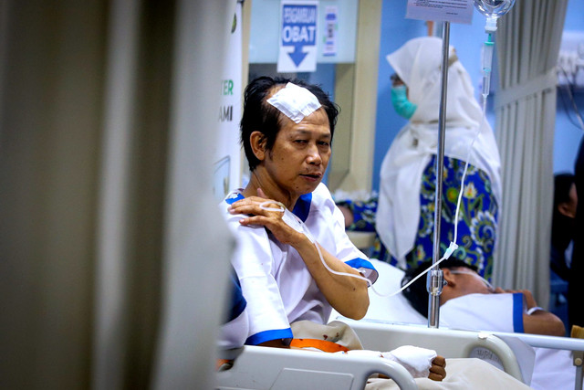 Sejumlah korban ledakan di SMA 72 Jakarta mendapatkan perawatan di IGD RS Islam Cempaka Putih, Jakarta, Jumat (7/11/2025).
 Foto: Iqbal Firdaus/kumparan
