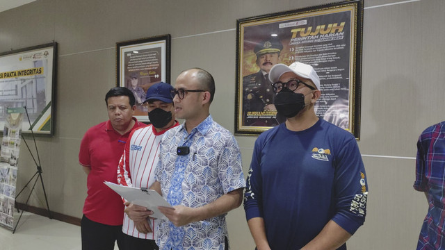 Kasidik Kejati Sumut, Arief Kadarman (tengah), memaparkan kasus eks Direktur PTPN II, Jumat (7/11/2025). Foto: Amar Marpaung/kumparan