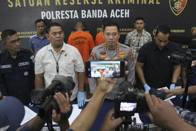 Konferensi pers pengungkapan kasus pembakaran asrama Ponpes Babul Maghfirah di Mapolresta Banda Aceh, Kamis (6/11/2025). Foto: Dok. Polresta Banda Aceh