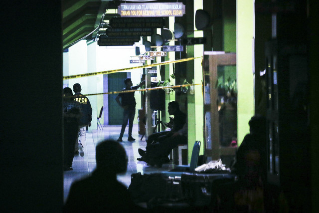 Petugas Brimob gegana melakukan investigasi usai ledakan di SMAN 72 Jakarta, Kelapa Gading, Jakarta, Jumat (7/11/2025). Foto: Candra/AFP