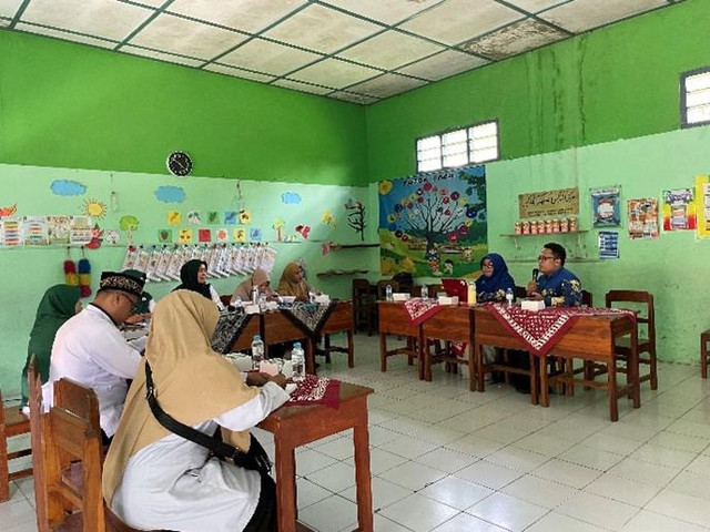 Sosialisasi poster dan TABANA (Foto: Humas UMS)
