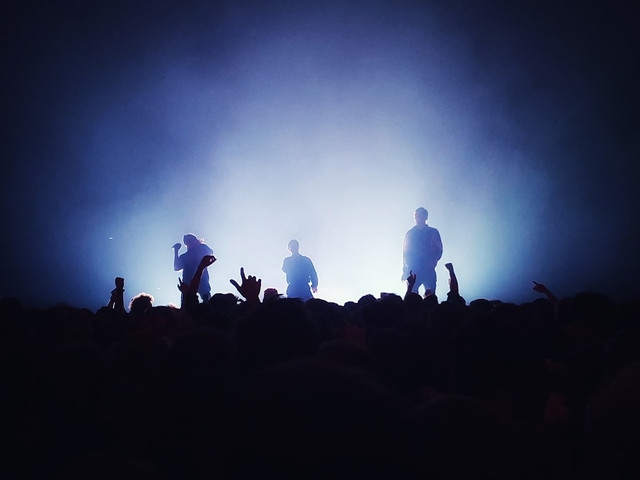 Ilustrasi Konser The Boyz Jakarta mulai jam berapa. Foto: Unsplash.com/Nathan Fonteyn