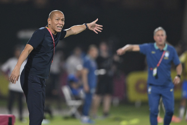 Pelatih Timnas Indonesia U-17 Nova Arianto (kiri) memberikan arahan kepada anak asuhnya saat bertanding melawan Timnas Brasil U-17 pada laga Grup H Piala Dunia U-17 di Lapangan 7 Aspire Zone, Doha, Qatar, Jumat (7/11/2025). Foto: Bayu Pratama S/ANTARA FOTO