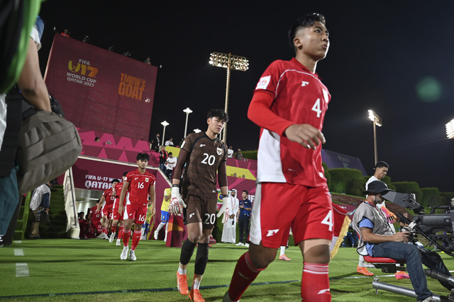 Pemain Timnas Indonesia U-17 Putu Panji memasuki lapangan sebelum bertanding melawan Timnas Brasil U-17 pada laga Grup H Piala Dunia U-17 di Lapangan 7 Aspire Zone, Doha, Qatar, Jumat (7/11/2025). Foto: Bayu Pratama S/ANTARA FOTO