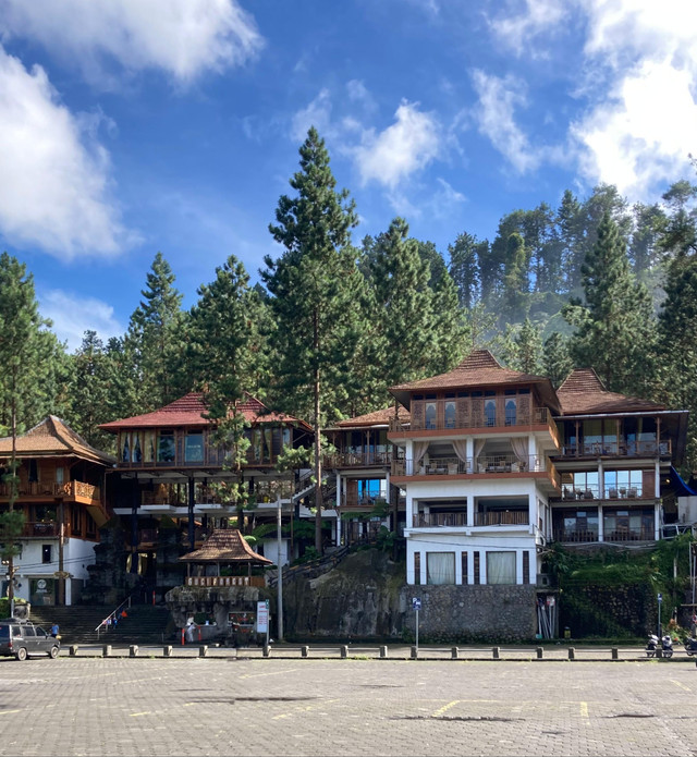 Pemandangan dari depan wisata Guci forest (dokumentasi pribadi)