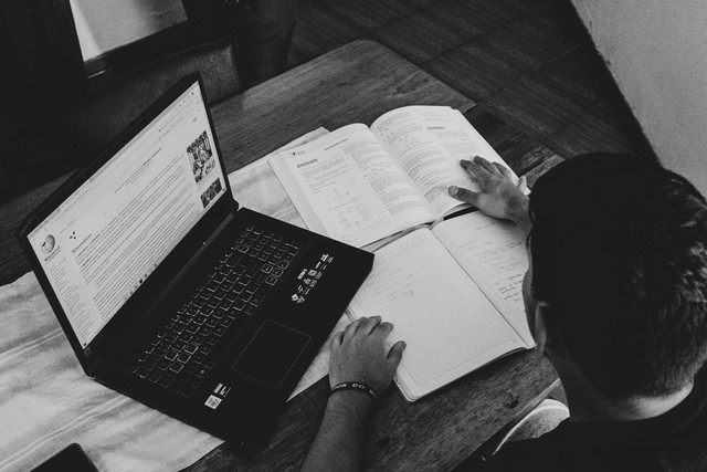 Ilustrasi sumber daya yang dapat membantu penyelesaian tugas. Foto: Unsplash.com/franco alva