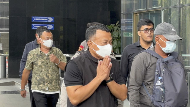 Bupati Ponorogo, Sugiri Sancoko digiring petugas saat tiba di Gedung Merah Putih KPK, Jakarta, Sabtu (8/11/2025). Foto: Abid Raihan/kumparan