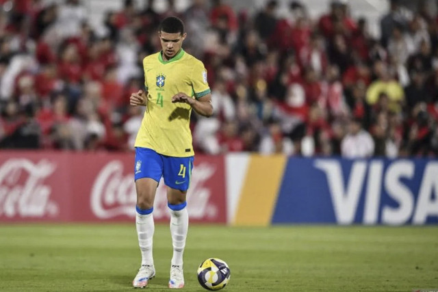 Bek timnas Brasil U-17, Luis Eduardo, pada pertandingan Grup H Piala Dunia U17 2025 melawan Indonesia di lapangan 7 Aspire Academy, Doha, Jumat (7/11/2025). Foto: Bayu Pratama S/ANTARA FOTO