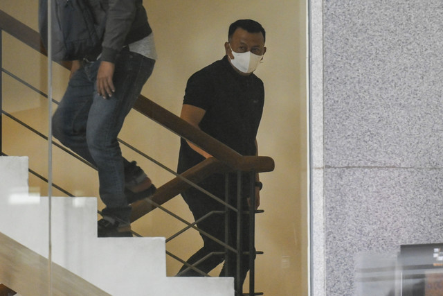 Bupati Ponorogo Sugiri Sancoko berjalan menuju ruang pemeriksaan setibanya di Gedung Merah Putih KPK, Jakarta, Sabtu (8/11/2025). Foto: Hafidz Mubarak A/ANTARA FOTO