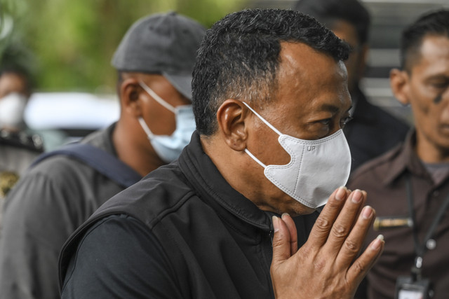 Bupati Ponorogo Sugiri Sancoko berjalan menuju ruang pemeriksaan setibanya di Gedung Merah Putih KPK, Jakarta, Sabtu (8/11/2025). Foto: Hafidz Mubarak A/ANTARA FOTO