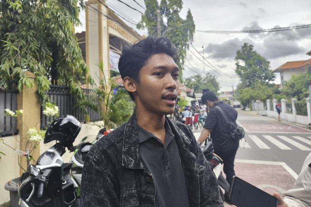 Muhamad Nur Karim (26) kakak korban ledakan SMA 72 Jakarta saat ditemui di lokasi pada Sabtu (8/11/2025). Foto: Luthfi Humam/kumparan