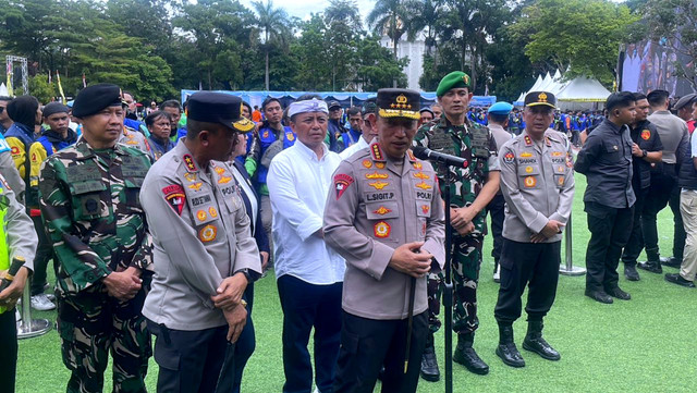 Kapolri Jenderal Listyo Sigit Prabowo didampingi Sekda Jabar Herman Suryatman di Soreang, Kabupaten Bandung, Sabtu (8/11/2025).  Foto: Dok. kumparan