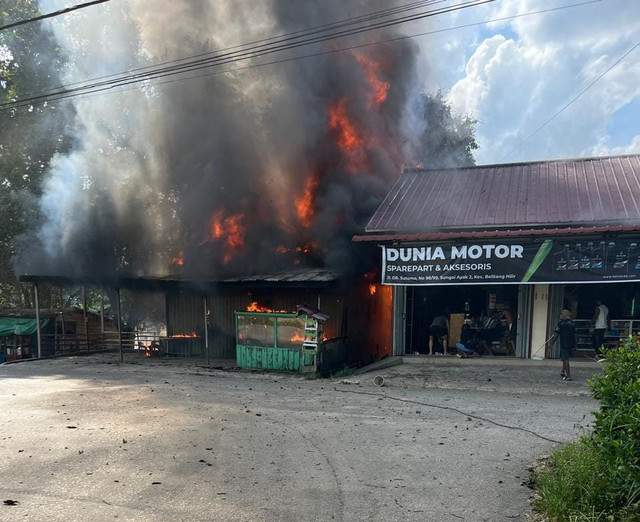 Kebakaran menghanguskan rumah warga di Sungai Ayak Dua, Kecamatan Belitang Hilir, Kabupaten Sekadau. Foto: Dok. Polres Sekadau