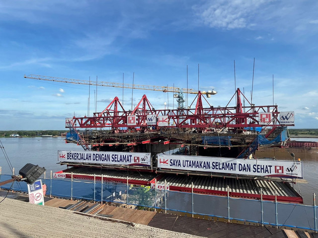 Pengerjaan Jembatan Musi V penghubung Tol Palembang–Betung (Paltung), salah satu ruas strategis dalam jaringan Jalan Tol Trans Sumatra (JTTS). Foto : Anyelir Rahayu/Urban Id