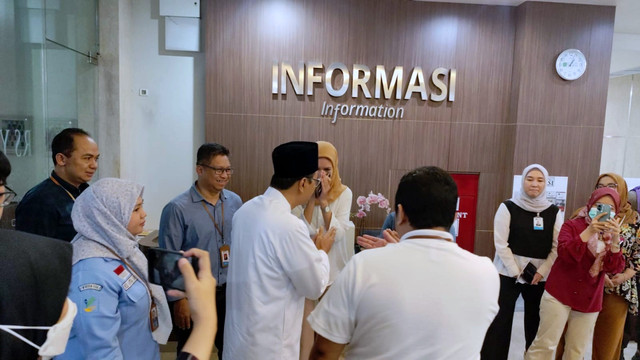 Menteri Sosial (Mensos) Saifullah Yusuf atau Gus Ipul menjenguk korban ledakan SMA 72 Jakarta di RS Yarsi, Jakarta, Sabtu (8/11/2025). Foto: Luthfi Humam/kumparan