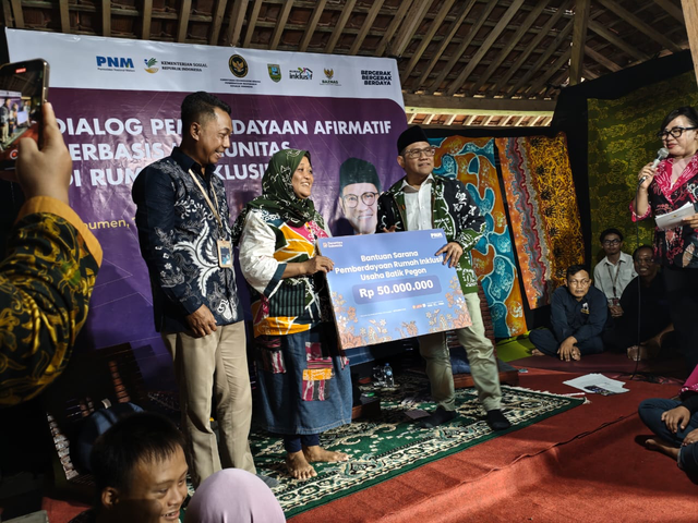 Menko PMK, Muhaimin Iskandar (kanan) menyerahkan bantuan sarana pemberdayaan rumah inklusif untuk usaha batik pegan di Rumah Inklusif Kebumen. Foto: Dok. PNM