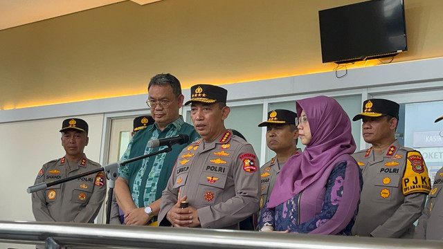 Kapolri Listyo Sigit Prabowo didampingi Ketua KPAI Margaret Aliyatul Maimunah, di SMAN 72 Jakarta di RS Islam Cempaka Putih, Jakarta, Sabtu (8/11/2025). Foto: Rayyan Farhansyah/kumparan