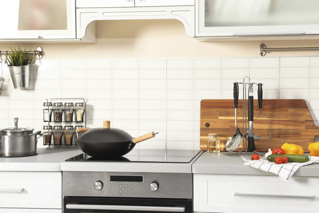 Ilustrasi meletakkan bumbu dapur di dekat kompor. Foto: New Africa/Shutterstock