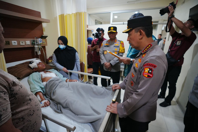 Kapolri Jenderal Listyo Sigit Prabowo menjenguk korban ledakan di SMAN 72 Jakarta di RS Islam Cempaka Putih, Jakarta, Sabtu (8/11/2025). Foto: Dok. Humas Polri