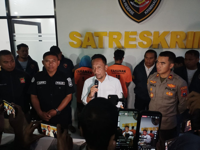 Satreskrim Polres Pamekasan menangkap 2 pelaku pembunuhan M (35) warga Desa Bira Timur, Kecamatan Sokobanah, Kabupaten Sampang, yang ditemukan tewas di Dusun Jurang Betoh, Desa Lesong Daya, Kecamatan Batumarmar, Kabupaten Pamekasan. Foto: Dok. Istimewa
