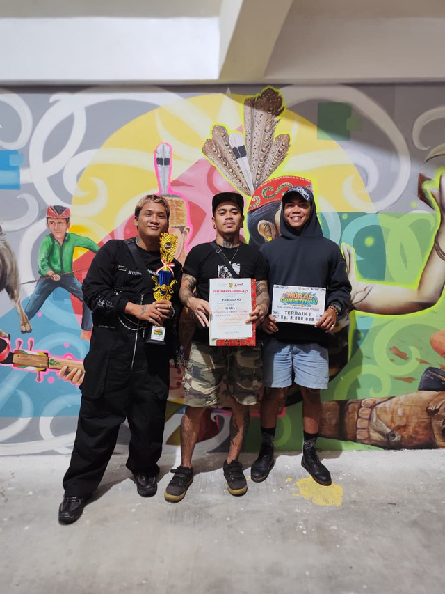 Seniman asal Kalimantan Barat raih juara 1 dalam lomba melukis mural di Taman Budaya Kalimantan Tengah. Foto: Dok. Istimewa