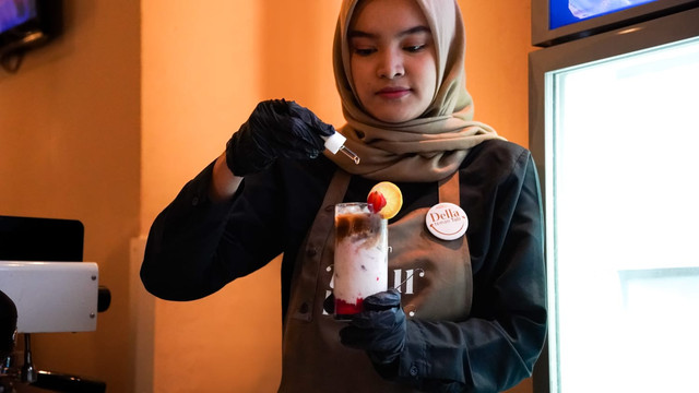 Cerita Inklusif di Segelas Berry Fit Latte, Kreasi Barista Tuli di Surabaya