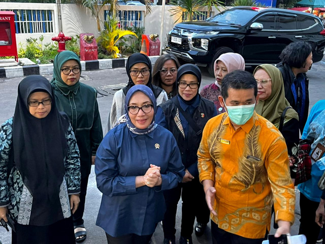 Menteri Pemberdayaan Perempuan dan Perlindungan Anak (PPPA), Arifah Fauzi (tengah) tiba di RS Islam Jakarta Cempaka Putih, Sabtu (8/11/2025). Foto: Rayyan Farhansyah/kumparan