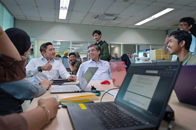 Menteri Ketenagakerjaan Yassierli hadiri program magang nasional di salah satu perusahaan swasta PT Denso Indonesia, Kabupaten Bekasi, Jawa Barat, Jumat (7/11/2025). Foto: Instagram/ @sekretariat.kabinet
