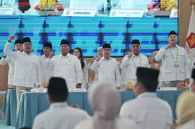 Ketua Dewan Pembina yang Ketua Umum Partai Gerindra Prabowo Subianto mengikuti acara Taklimat Ketua Dewan Pembina Partai Gerindra yang digelar di Hambalang Jawa Barat, Sabtu (8/11/2025). Foto: Instagram/ @sufmi_dasco