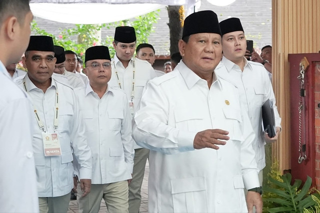 Ketua Dewan Pembina yang Ketua Umum Partai Gerindra Prabowo Subianto mengikuti acara Taklimat Ketua Dewan Pembina Partai Gerindra yang digelar di Hambalang Jawa Barat, Sabtu (8/22/2025). Foto: Instagram/ @sufmi_dasco