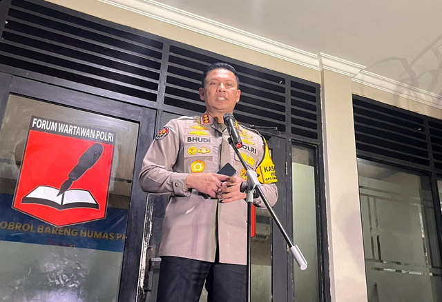 Kabid Humas Polda Metro Jaya Kombes Pol Bhudi Hermanto menyampaikan keterangan pers di Polda Metro Jaya, Senayan, Jakarta Selatan, Sabtu (8/11/2025). Foto: Nasywa Athifah/kumparan