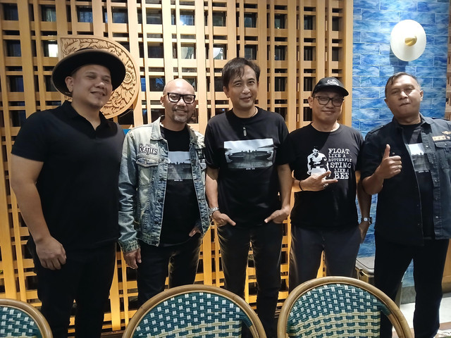 Para personel Padi Reborn, Fadly (vokal), Yoyo (drum), Piyu (gitar), Ari (gitar), dan Rindra (bass) berpose ketika menyampaikan keterangan pers di Sarinah, Jakarta Pusat, Jumat (7/11/2025). Foto: Dok. Istimewa
