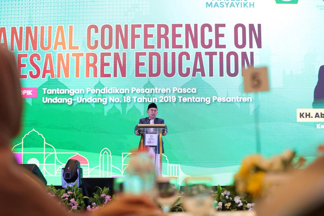 Ketua Majelis Masyayikh Abdul Ghaffar Rozin memberi sambutan dalam pembukaan Konferensi Pendidikan Pesantren 2025 di Hotel Bidakara, Jakarta. Foto: Dok. Istimewa