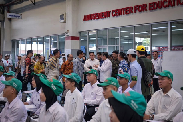 Sekretaris Kabinet RI Teddy Indra dan Menteri Ketenagakerjaan Yassierli (tengah) hadiri program magang nasional di salah satu perusahaan swasta PT Denso Indonesia, Kabupaten Bekasi, Jawa Barat, Jumat (7/11/2025). Foto: Instagram/ @sekretariat.kabinet