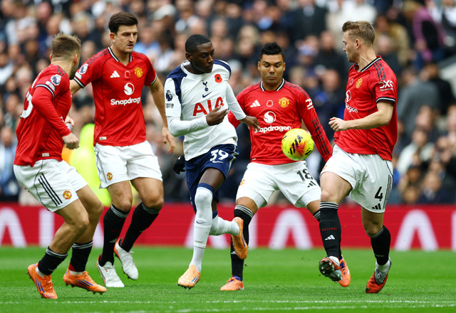 Randal Kolo Muani dari Tottenham Hotspur beraksi bersama Matthijs de Ligt dari Manchester United di Stadion Tottenham Hotspur, London, Britania Raya, Sabtu (8/11/2025). Foto: Matthew Childs/REUTERS