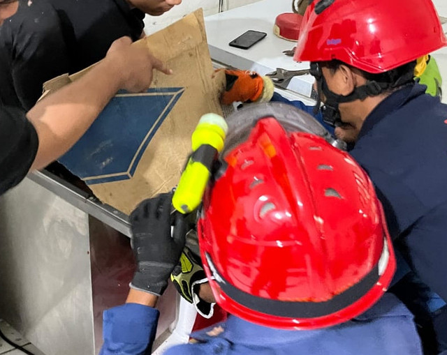 Momen Damkar menyelamatkan pemuda yang tangannya terjepit mesin penggiling daging. Dok: Damkar Depok