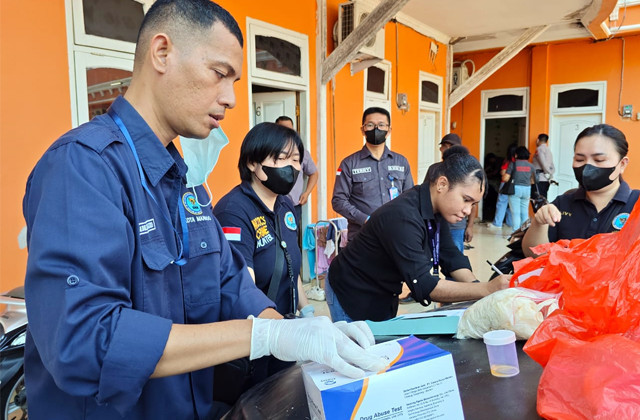 Petugas BNN Sulawesi Utara saat melakukan tes urine terhadap puluhan penghuni kos di Dendengan Dalam, Kota Manado.