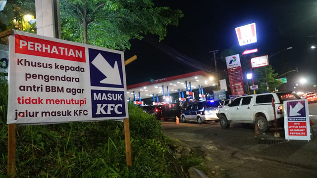 Mobil saat antre mengisi BBM jenis solar di SPBU Demang Lebar Daun Palembang. Jumat (8/11/2025) malam, Foto : Ary Priyanto/Urban Id