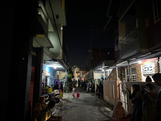 Sejumlah warga berkumpul di depan rumah Bilqis, Jalan Pelita, Lorong 2, Kota Makassar.  Foto: Dok. kumparan
