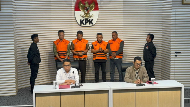 Bupati Ponorogo, Sugiri Sancoko dan tersangka lainnya memakai baju tersangka KPK di gedung Merah Putih KPK, Jaksel pada Minggu (9/11). Foto: Abid Raihan/kumparan