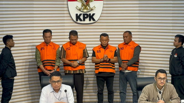 Bupati Ponorogo, Sugiri Sancoko dan tersangka lainnya memakai baju tersangka KPK di gedung Merah Putih KPK, Jaksel pada Minggu (9/11). Foto: Abid Raihan/kumparan