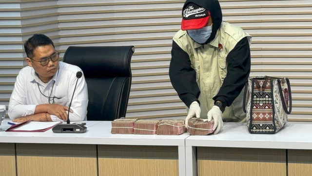 KPK tunjukkan bukti uang tunai Rp 500 juta di perkara suap yang menjerat Bupati Ponorogo, Sugiri Sancoko di gedung Merah Putih KPK, Jaksel pada Minggu (9/11).  Foto: Abid Raihan/kumparan